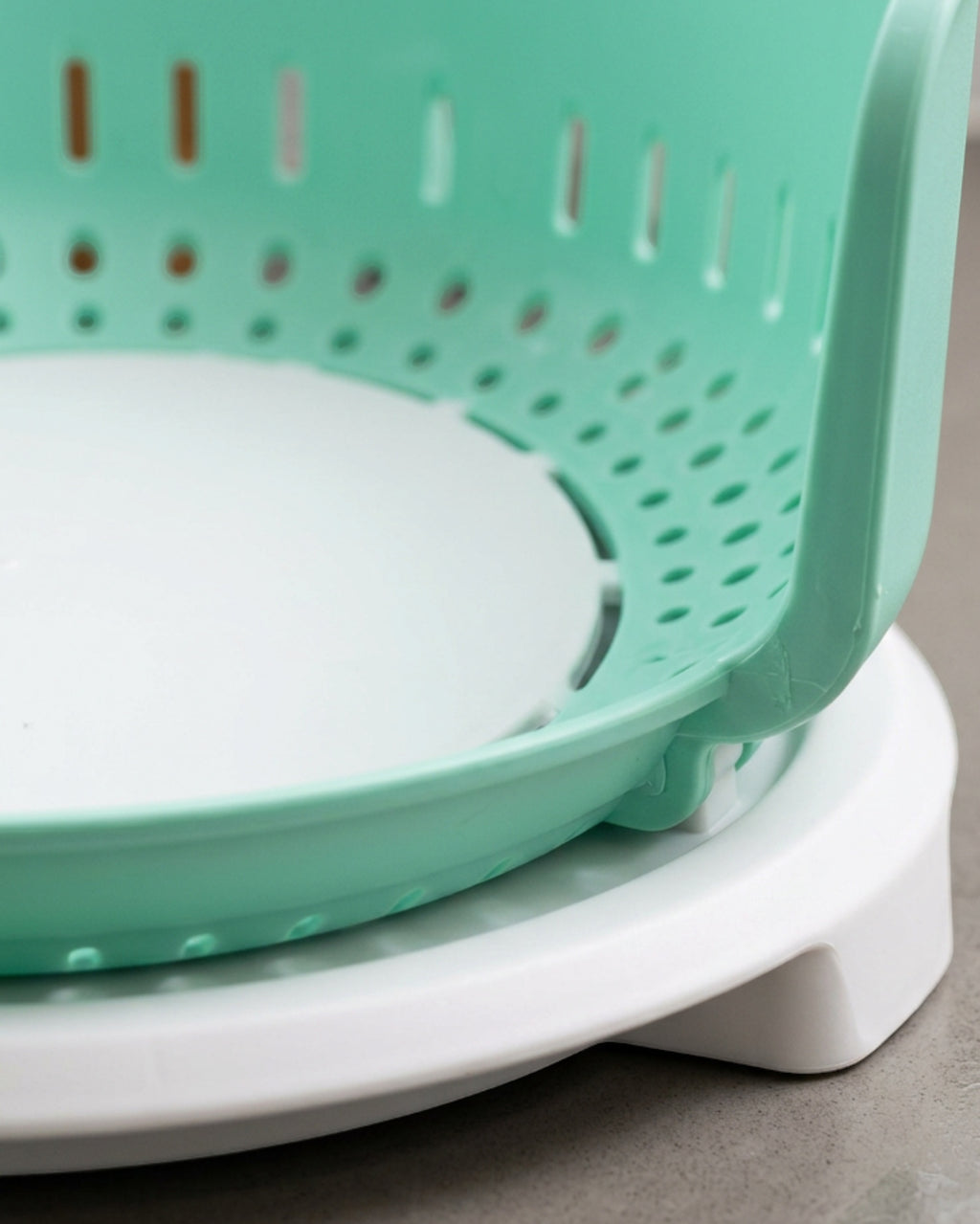 Selvag Rotating Produce Drain Basket Mint 10 in