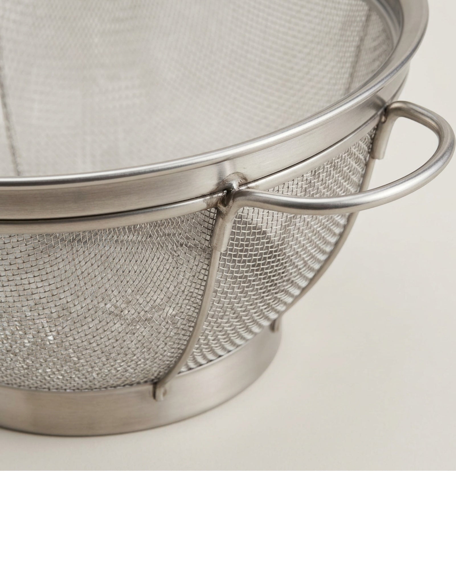 Selvag Stainless Steel Mesh Colander 24 cm with Side Handles - Detail view