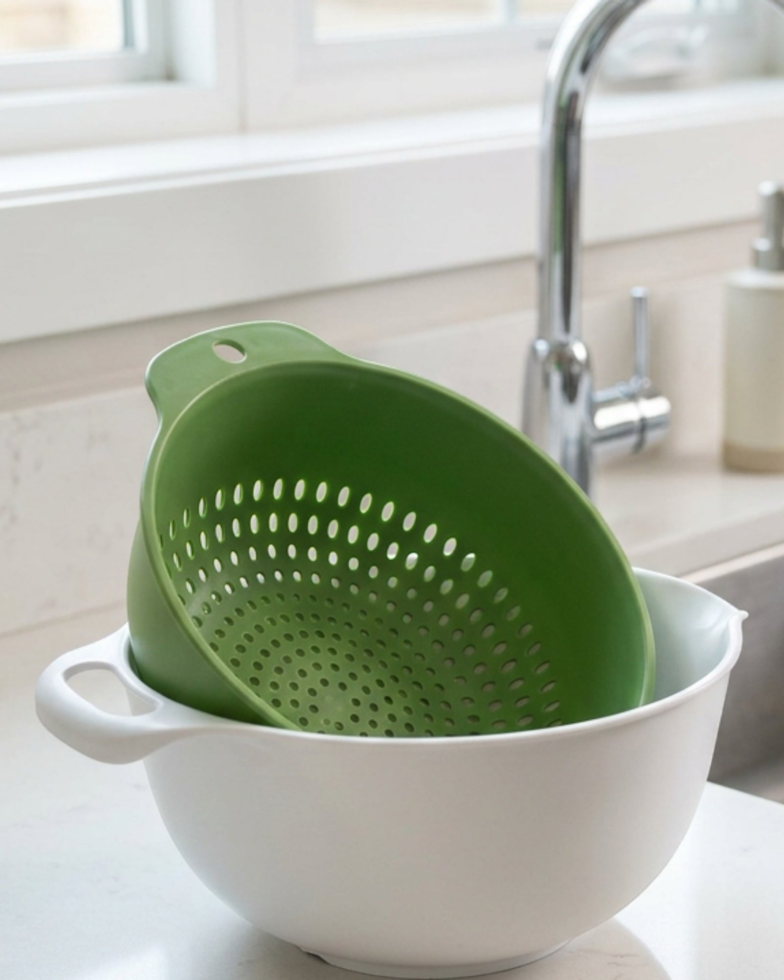 Selvag Wash and Drain Colander Bowl 3.2 L White and Green - Lifestyle view